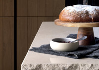 Plat haut sur pied en bois d'acacia naturel - dzomo par maison yak