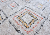 Tapis en coton ecru et motifs multicolores salford - the rug republic