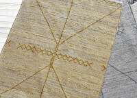 Tapis jaune or en chanvre tisse main - jiazi par the rug republic