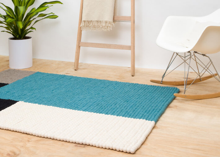 Tapis en billes de laine bleu turquoise noir...