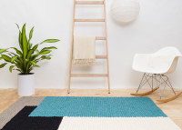 Tapis en billes de laine bleu turquoise noir gris blanc - Cube MyFelt