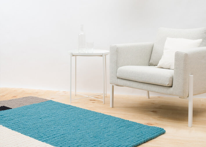 Tapis en billes de laine bleu turquoise noir...