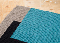 Tapis en billes de laine bleu turquoise noir gris blanc - Cube MyFelt