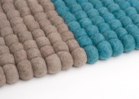 Tapis en billes de laine bleu turquoise noir gris blanc - Cube MyFelt