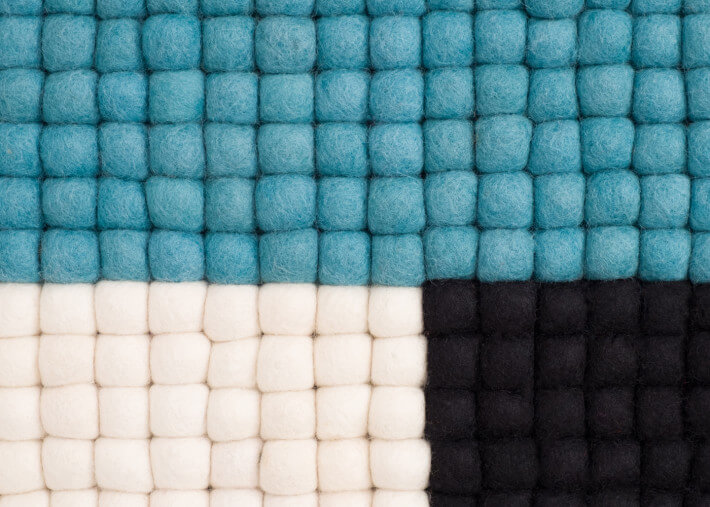 Tapis en billes de laine bleu turquoise noir...