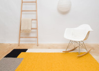 Tapis en boules de laine moutarde gris noir et blanc - Cube par MyFelt
