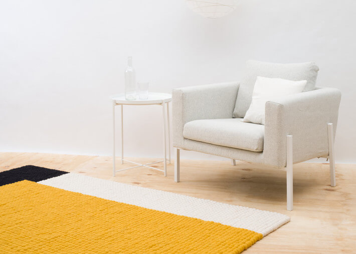 Tapis en boules de laine moutarde gris noir et...