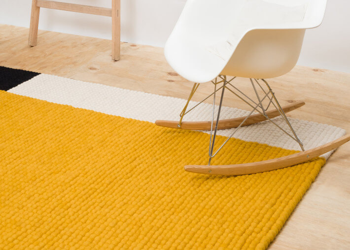 Tapis en boules de laine moutarde gris noir et...