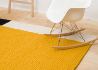Tapis en boules de laine moutarde gris noir et blanc - Cube par MyFelt