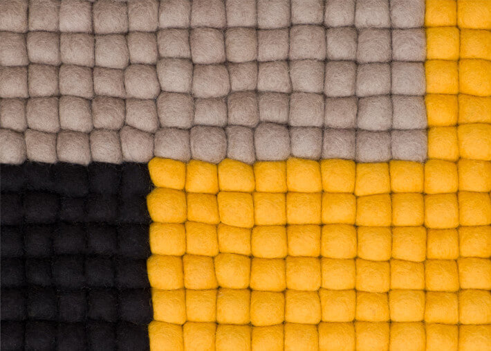 Tapis en boules de laine moutarde gris noir et...