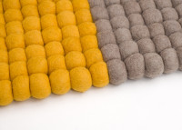 Tapis en boules de laine moutarde gris noir et blanc - Cube par MyFelt