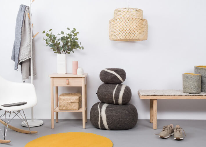 Pouf galet design en feutre de laine marron...