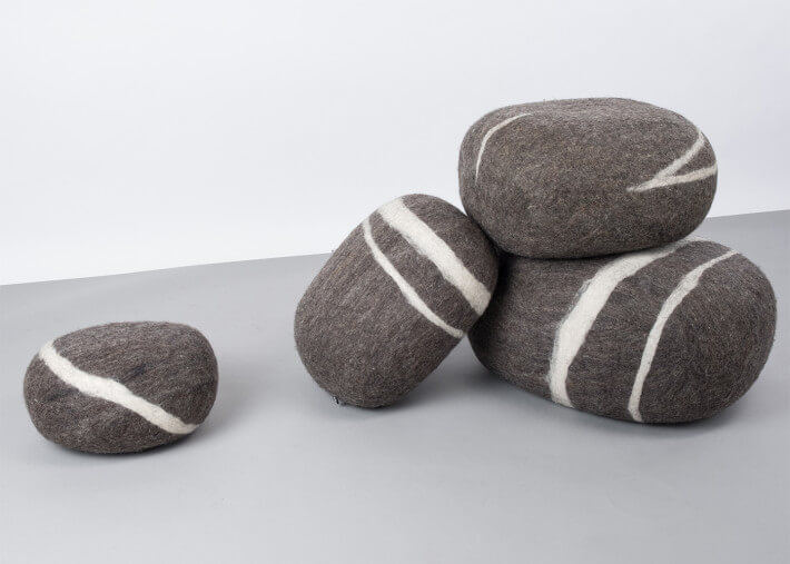 Pouf galet design en feutre de laine marron...