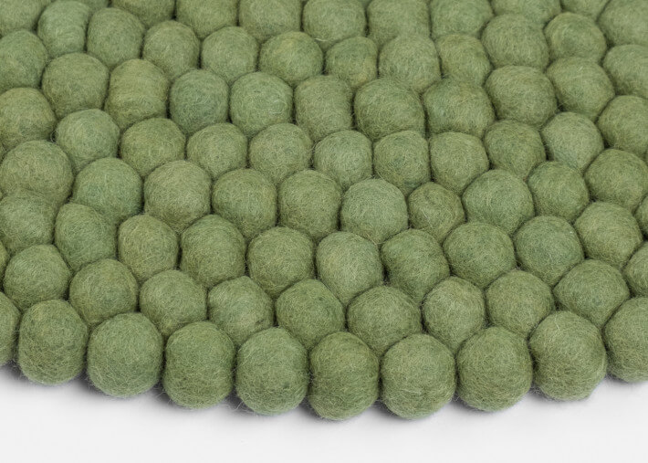 Tapis rond en billes de laine 4 nuances de vert...