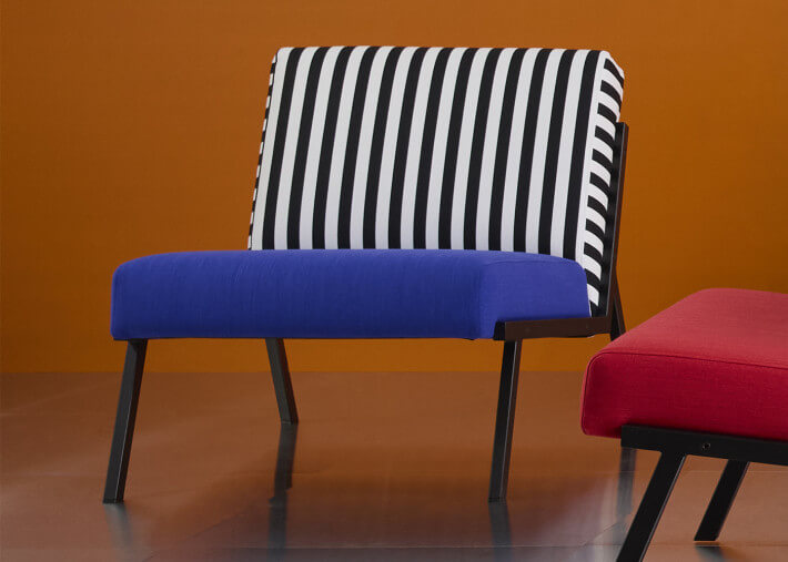 Fauteuil design en tissu rouge orange bleu -...