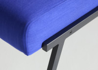 Fauteuil design en tissu rouge orange bleu - Vikko Innovation living