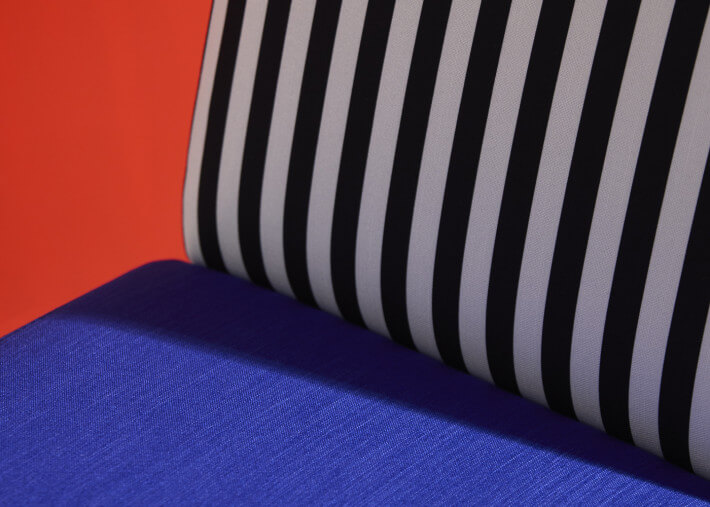 Fauteuil design en tissu rouge orange bleu -...