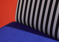 Fauteuil design en tissu rouge orange bleu - Vikko Innovation living