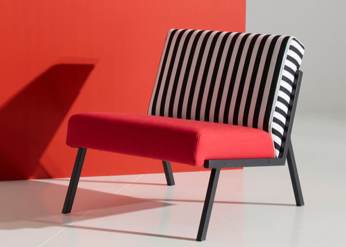 Fauteuil design en tissu rouge orange bleu -...