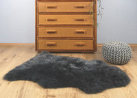 Tapis / descente de lit en peau de mouton grise – Douchka Nattiot
