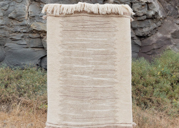 Tapis en laine beige - Sumak par Lorena Canals