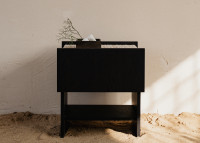 Table de nuit en chêne et marbre - Noto par Un'Common