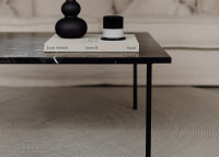 Table basse pieds acier et plateau en marbre noir - Brushh par Un'Common