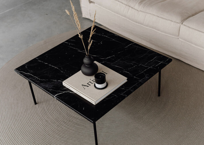 Table basse pieds acier et plateau en marbre...