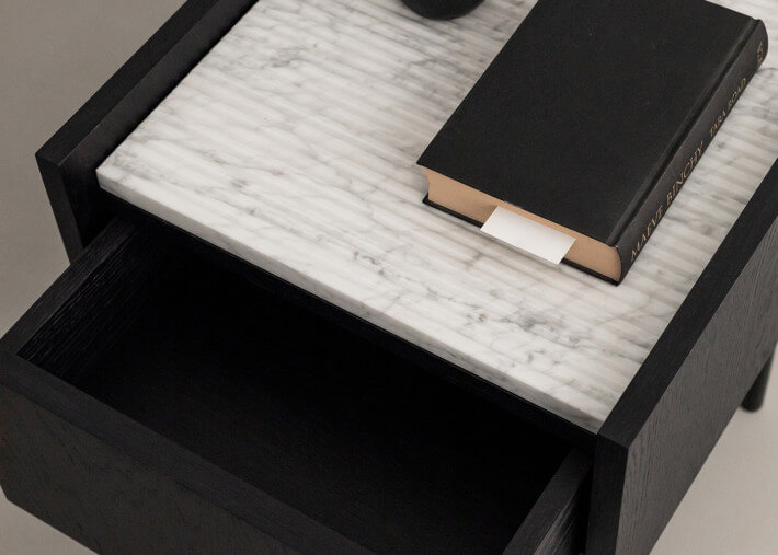Table de chevet en chêne et marbre blanc -...