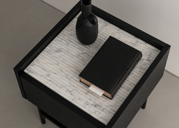 Table de chevet en chêne et marbre blanc -...