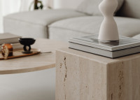 Cube block en marbre - Coi Travertin par Un'Common