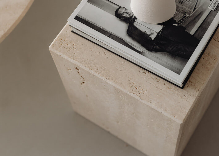 Cube block en marbre - Coi Travertin par Un'Common