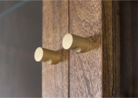 Vitrine en bois massif manguier et métal par Giner & Colomer