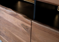 Buffet en bois d'acacia et noir avec éclairage par Giner & Colomer