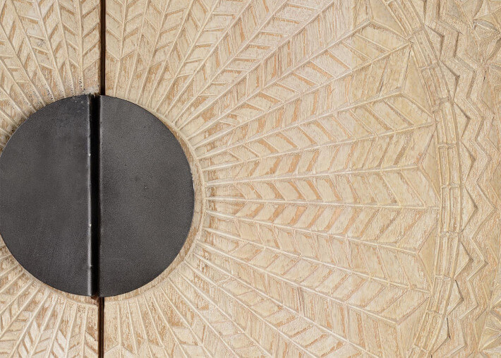 Armoire originale en bois de manguier sculpté...