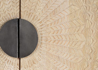Armoire originale en bois de manguier sculpté par Giner & Colomer