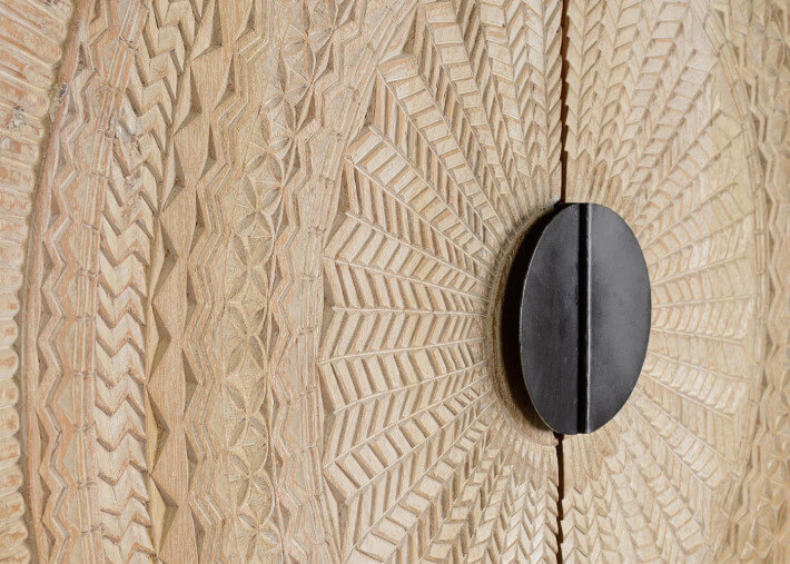 Armoire originale en bois de manguier sculpté...