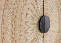 Armoire originale en bois de manguier sculpté par Giner & Colomer