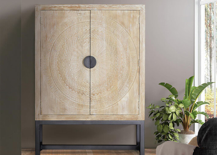 Armoire originale en bois de manguier sculpté...