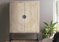 Armoire originale en bois de manguier sculpté par Giner & Colomer