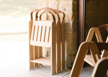 Chaise pliante Ika en chêne naturel – Design contract – Ondarreta
