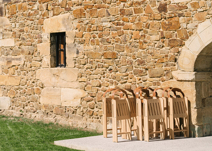 Chaise Ika Ondarreta avec structure en lattes de chêne