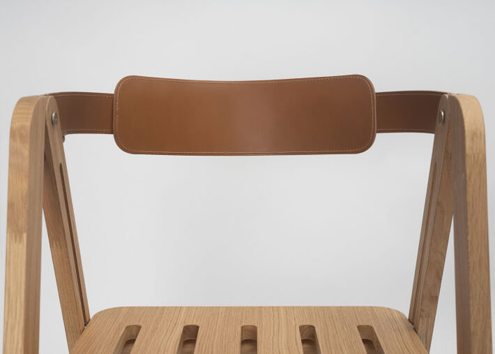 Détail de la sangle en cuir de la chaise Ika