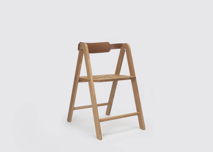 Chaise pliante Ika en chêne vue de trois quarts