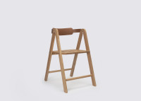 Chaise pliante Ika en chêne vue de trois quarts