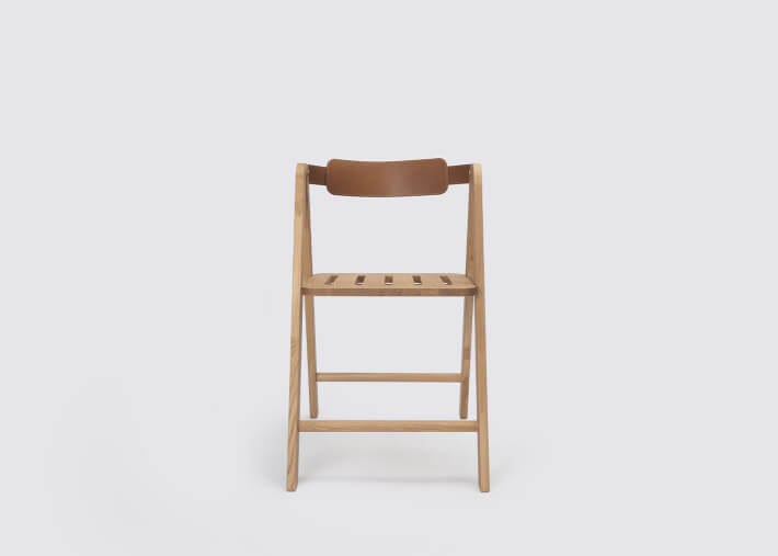 Chaise pliante Ika en chêne vue de face- detouree