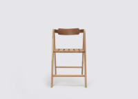 Chaise pliante Ika en chêne vue de face- detouree