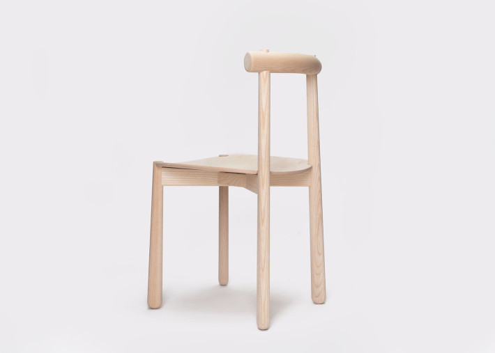 Chaise Mibu en finition bois vue de trois quart