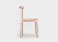 Chaise Mibu en finition bois vue de profil