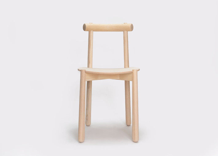 Chaise Mibu en finition bois vue de face